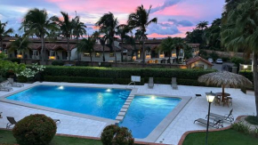 2BD Condo with Pool Near Beach